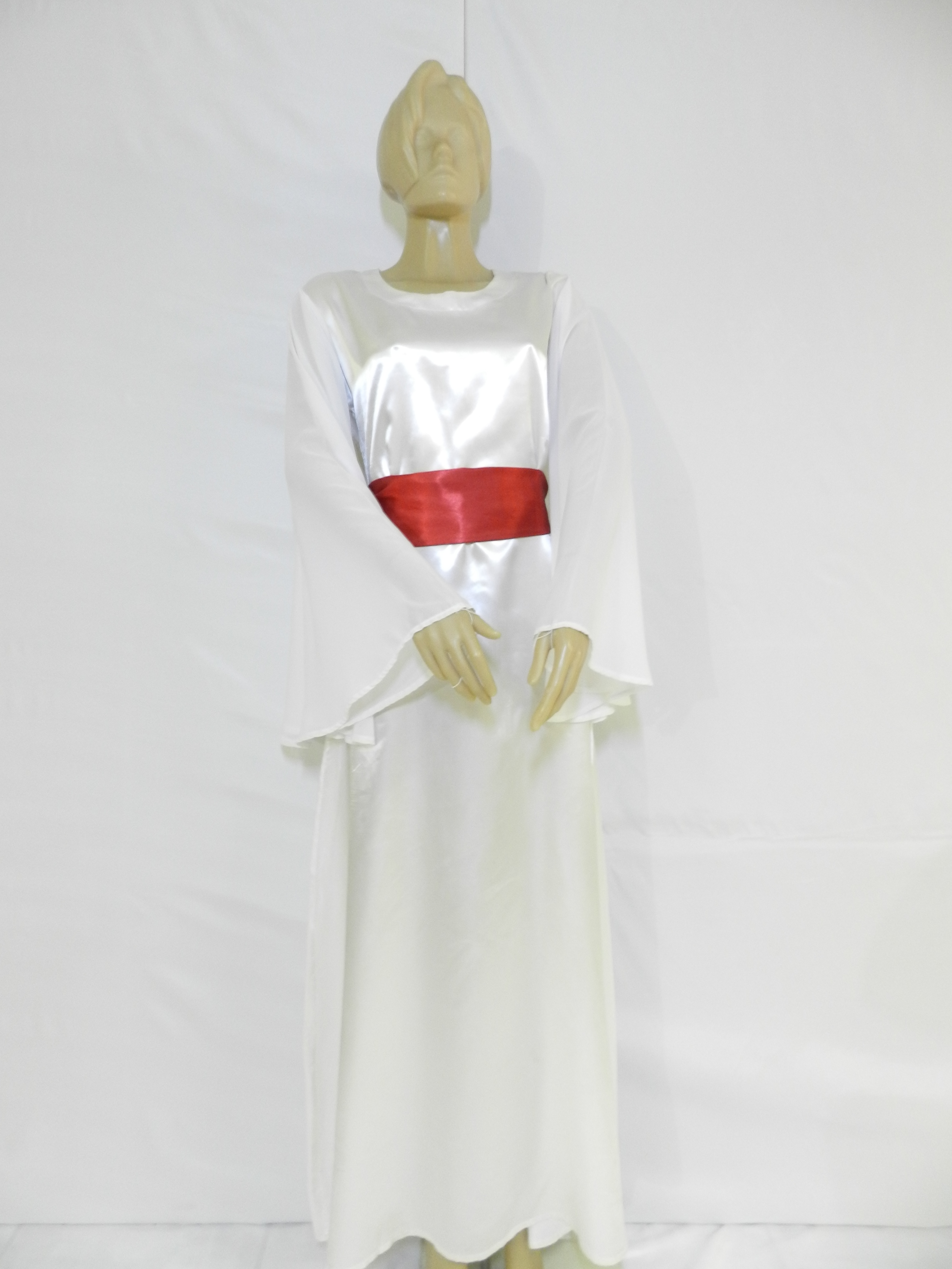 vestido branco com faixa vermelha